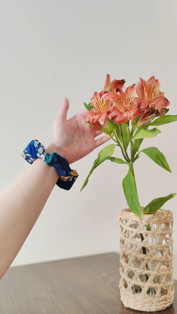 La nouvelle collection arrive bientôt... Et le shooting c'est déjà demain! 😍 L'objectif? Vous la faire découvrir dès le 1er novembre (au plus tard 🤞)
On ne se rend pas forcément compte mais Noël c'est dans pas si longtemps et je suis presque à la bourre 😂

Et sinon... Les chanceux qui ont déjà vu la collection en avant première m'ont dit que c'était la plus belle depuis le début 👀 et elle est pleine de pièces uniques! Alors il ne faudra pas réfléchir trop longtemps 😆

#artisanatfrancais #upcycling #scrunchie