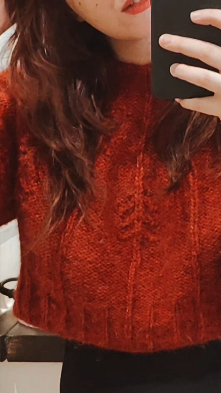 On va être honnête, je ne suis pas de la team été 😅 la canicule et la transformation en flaque incapable de respirer, c'est pas trop mon truc. 💀
Mais j'vous rassure, ça m'empêche pas de râler l'hivers et dire qu'il fait -10000 😌
Moi mon truc, c'est l'automne et le printemps, vous savez, ces mi saisons qui n'existent plus trop, où on peut sortir vêtue d'un pull seul, ou d'une robe légère avec une jolie veste et une écharpe encore délicate. 
Aaah ce qu'ils me manquent ces automnes!
Mais l'hivers peut venir, j'ai ma nouvelle pièce préférée de tout mon dressing. Et c'est un pull cropé à ma taille (et avec des manches de la bonne longueur ! !) tricoté à la main et clairement avec passion par une cliente devenue une amie : @eavydenn ❤️
Merci beaucoup meuf, je te l'ai déjà dit, mais il est extraordinaire ✨🫶 
Quand on aime le fait main et qu'on est de la team petite, c'est un trésor inestimable 🥺
Alors oui, je lui consacre son propre post 😌

#outfitinspiration #handmade  #autumn #winterfashion #tricôt #outﬁtoftheday