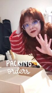 Ça donne quoi une commande à + de 100€ rien que de chouchous?! 😱❤️
J'ai encore moins de voix qu'hier dooooonc vous aurez la version sans voix off dooooonc je vais le dire ici mais MERCIIIIII 🫶🥹
Pour une petite artisane comme moi, c'est juste fou. C'est tant d'émotions et de gratitude pour la reconnaissance de ce que je fais. Pour la peine, j'ai glissé un chouchou bonus pour marquer la première maxi commande de la saison ❤️
Si tu passes par là, sache que moi aussi je fais des danses de la joie!
Ça m'a même redonné envie de filmer mes préparations de commande, chose que je n'avais plus fait depuis longtemps ✨
Merci de penser aux artisans, particulièrement en cette période, c'est précieux ❤️
#packing #christmasgifts #upcycling #artisanat