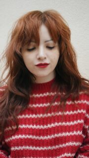 Il y a quelques temps maintenant, j'ai tout envoyé valser pour prendre le pari fou de vibrer, de cesser de survivre et de commencer à vivre.
Depuis je doute souvent, j'ai parfois l'impression de me noyer ou de foncer droit dans le mur en pleine conscience, mais je n'ai jamais regretté cette décision.
Je dirais même que c'est la meilleure décision que j'ai prise de toute ma vie.
Elle paraîtra sûrement foireuse pour certains, elle fut salvatrice pour moi.
Alors armée de mes plus belles œillères pour ne pas voir le vide, ici on crée. On crée de l'artisanat avec soin, des souvenirs incroyables en streaming, et des bouts d'âmes qui se rejoignent 🫶
Sinon tu peux encore tout faire valser, pour danser quelque part là où le rythme se perd, naviguer sur une eau dans laquelle t'as pas pied, visiter le parc d'attraction avant qu'il se ferme 🎶
Coup de cœur musical : @paolo_ght
#upcycling #artisanatfrancais #artisanat #streamer #creative